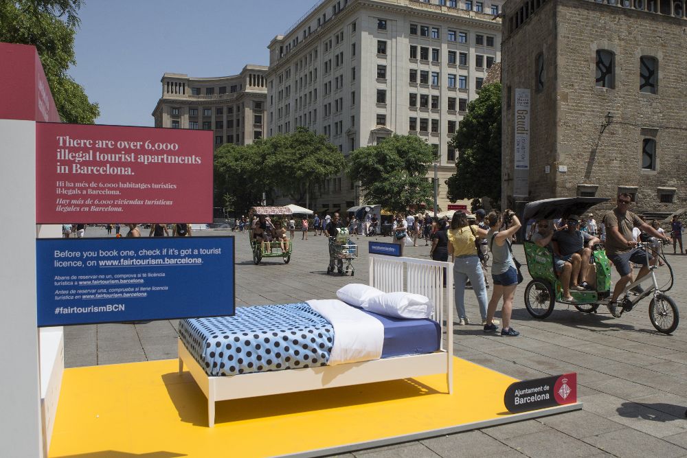 Una instalación montada en la plaza de la Catedral por el Ayuntamiento de Barcelona, que ha lanzado hoy una campaña publicitaria a favor de "un turismo justo y sostenible".