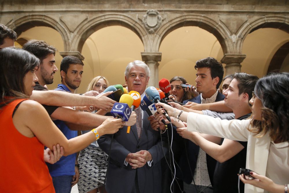 El ministro de Asuntos Exteriores, Alfonso Dastis, atiende a los periodistas en el Palacio de Santa Cruz, sede del Ministerio de Asuntos Exteriores.