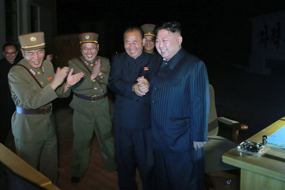 El líder de Corea del Norte Kim Jong-un (d) con jefes militares mientras supervisan el lanzamiento de un misil el pasado día 28.