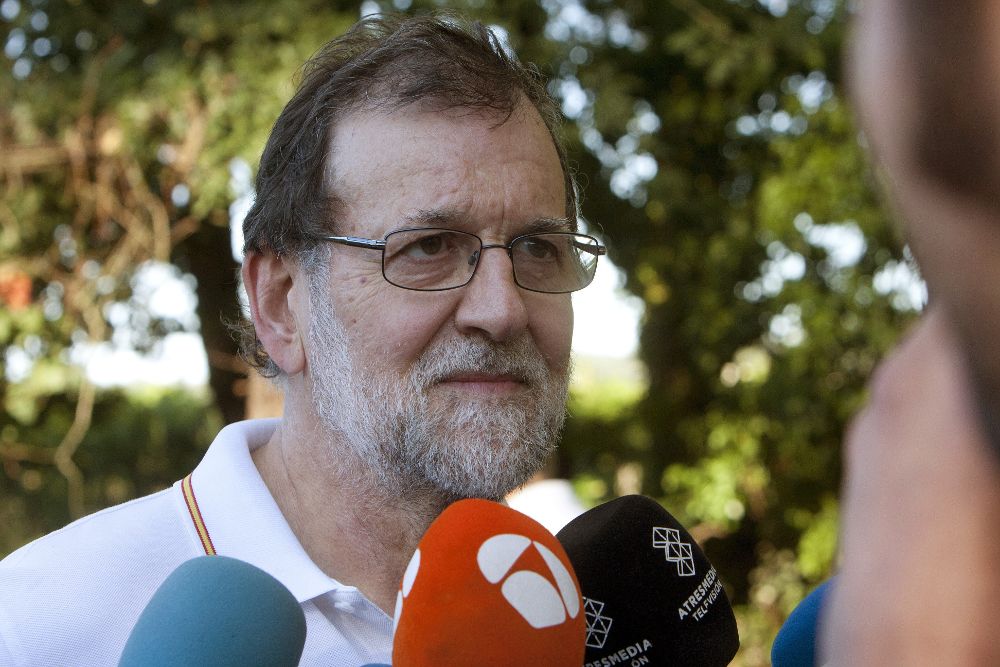 El presidente del Gobierno, Mariano Rajoy, atiende a los medios de comunicación durante su paseo,hoy, miércoles, por las orillas del río Umia, en Ribadumia (Pontevedra).