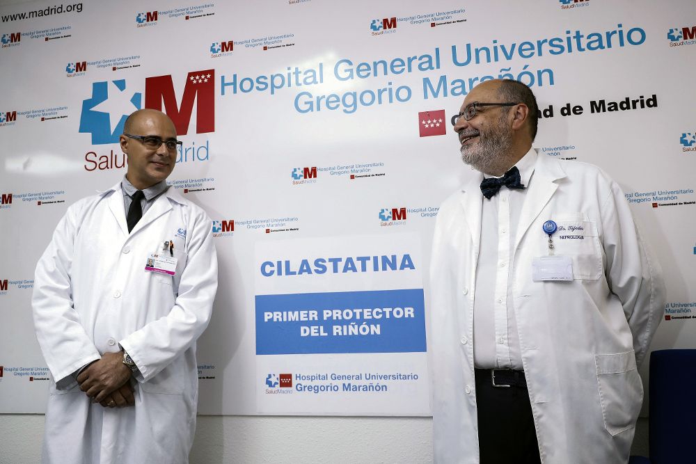 Los doctores e investigadores del Hospital Gregorio Marañón de Madrid, Alberto Tejedor (d) y Alberto Lázaro, posan hoy en el centro sanitario durante la presentación a nivel mundial del hallazgo.