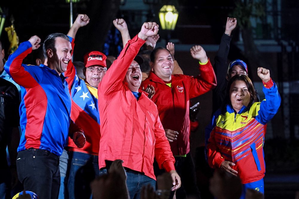 En primera fila: el vicepresidente de Venezuela, Tareck El Aissami (i); el ministro de Energía Eléctrica, Luis Alfredo Motta Domínguez (c) y el primer vicepresidente del gobernante Partido Socialista Unido de Venezuela (PSUV), Diosdado Cabello (d), asisten a un acto para celebrar el resultado electoral.
