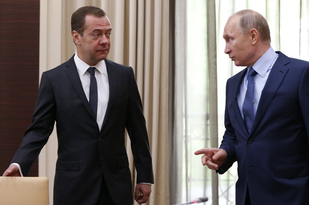 El presidente ruso, Vladímir Putin (d) y su primer ministro, Dmitri Medvédev.