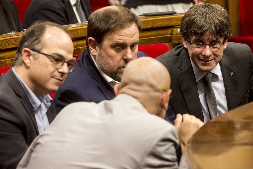 El presidente de la Generalitat, Carles Puigdemont, junto al vicepresidente Oriol Junqueras (2i), el conseller de la Presidencia Jordi Turull (i) y el conseller de Exteriores, Raül Romeva.