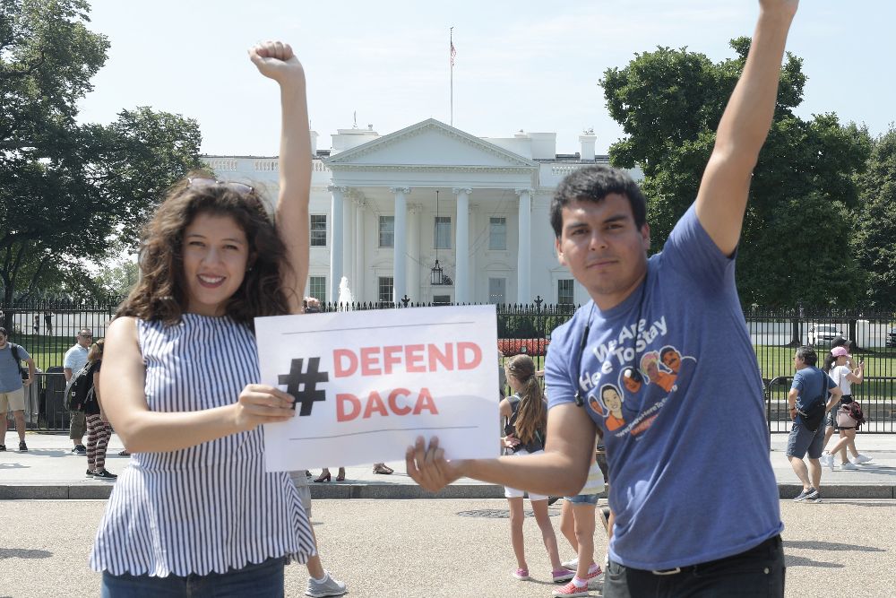 Protesta, ayer, miércoles, a las puertas de la Casa Blanca, en Washington, para pedir al presidente de EE.UU. que mantenga el programa que protege de la deportación a los jóvenes indocumentados que llegaron de niños al país. 