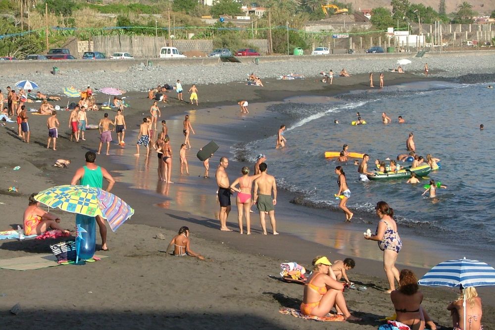 Turistas disfrutan de un día de playa en Valle Gran Rey (La Gomera).