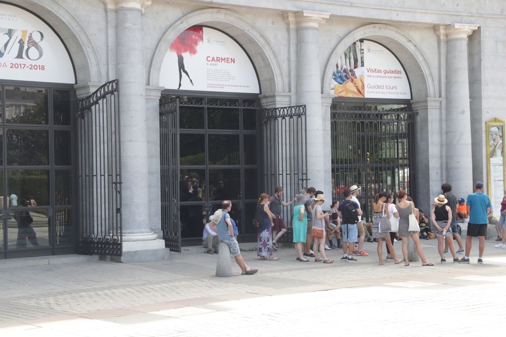 Un grupo de turistas ante las puertas del Teatro Real de Madrid.