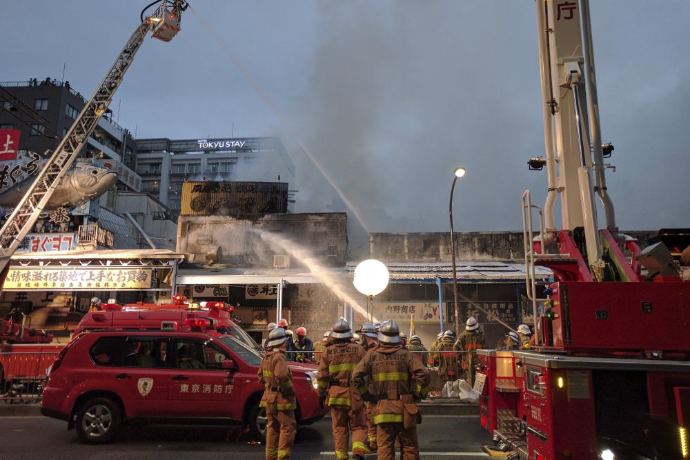 Un total de 30 vehículos de bomberos llegaron a la zona para luchar contra unas llamas que dejaron calcinados unos 200 metros cuadrados.