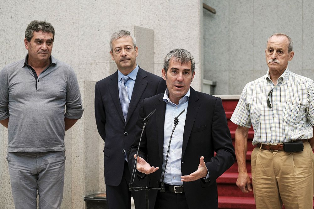 El presidente de Canarias, Fernando Clavijo, acompañado por el de la Confederación Canaria de Empresarios, Agustín Manrique de Lara (2i); y los representantes de CC.OO. y de UGT Inocencio González (i) y Pedro Martínez.