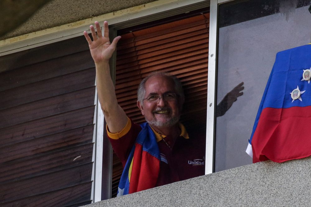Antonio Ledezma saluda desde la ventana de su residencia, el pasado 16 de julio, antes de ser encarcelado durante unos días en una prisión militar.