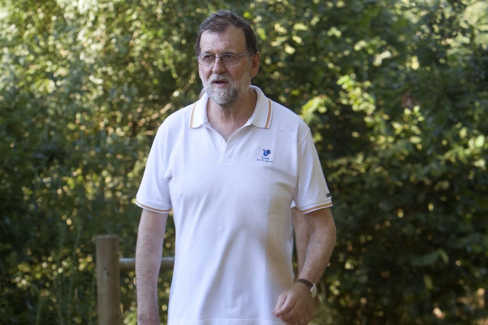 Mariano Rajoy, durante su paseo por las orillas del río Umia (Pontevedra), en el inicio de sus vacaciones. 