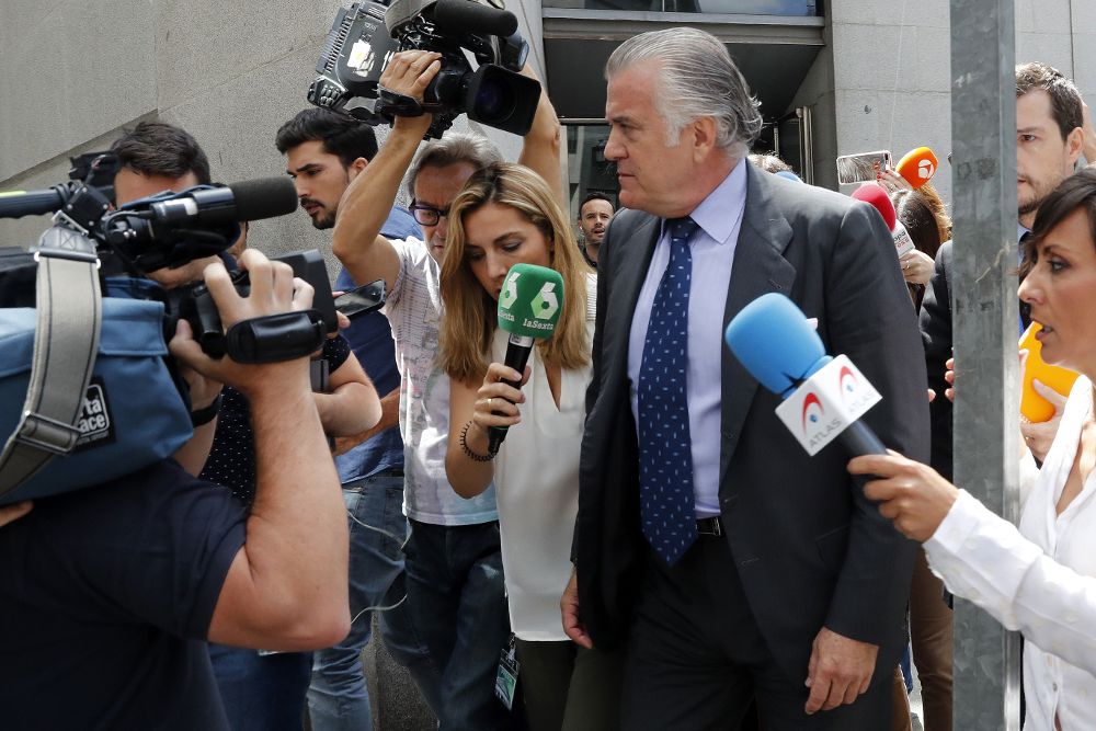 El extesorero del PP Luis Bárcenas, a su salida de su comparecencia ante la comisión de investigación de la supuesta financiación ilegal del PP en el Congreso de los Diputados.