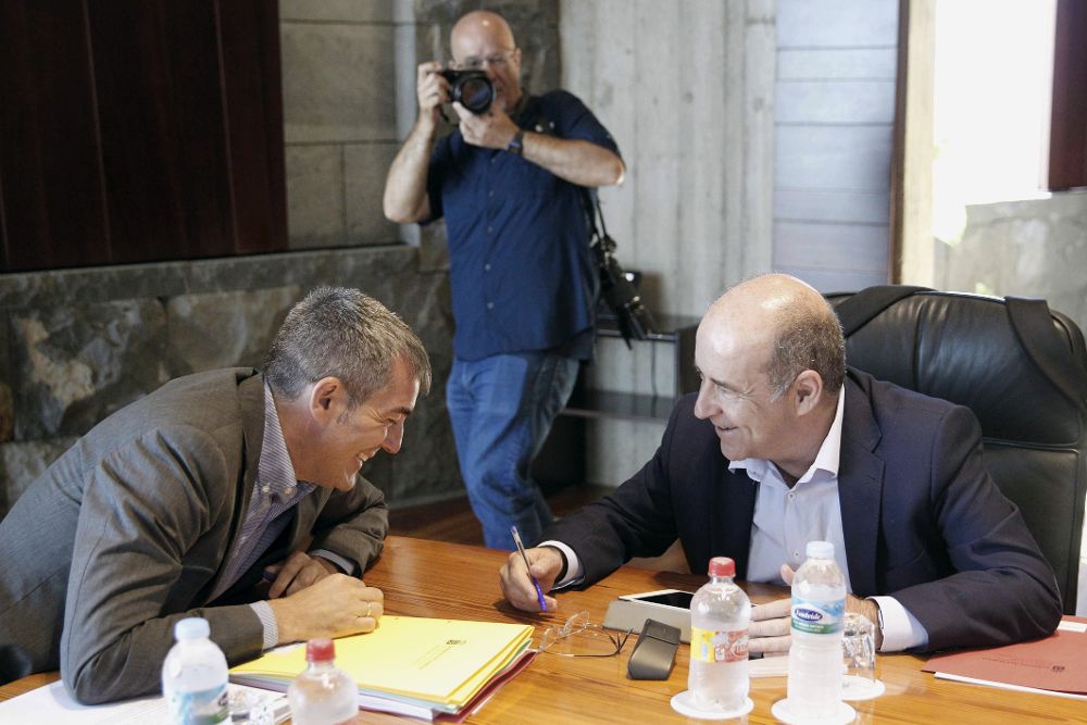 El presidente del Gobierno de Canarias, Fernando Clavijo, conversa con el consejero de Economía, Pedro Ortega, antes de comenzar el Consejo de Gobierno, reunido hoy en la capital tinerfeña.