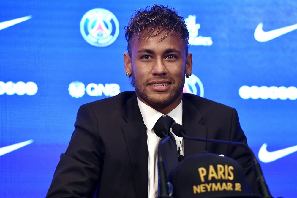 El delantero brasileño Neymar Jr comparece en rueda de prensa durante su presentación como nuevo jugador del equipo francés París Saint-Germain.