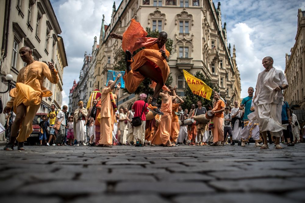 Participantes en un desfile del Festival Ratha Yatra bailan y cantan por el centro de Praga el pasado 16 de julio.