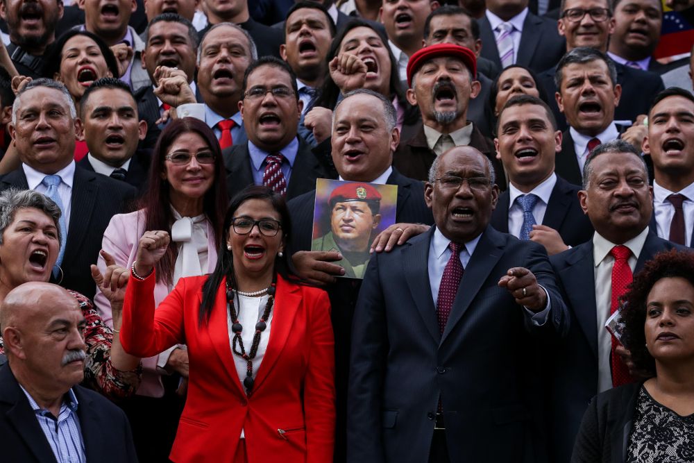 La presidenta de la Asamblea Nacional Constituyente, Delcy Rodríguez (i-abajo), Diosdado Cabello (c), el primer vicepresidente Aristóbulo Istúriz (d) y la primera dama Cilia Flores (i) posan para la foto oficial.