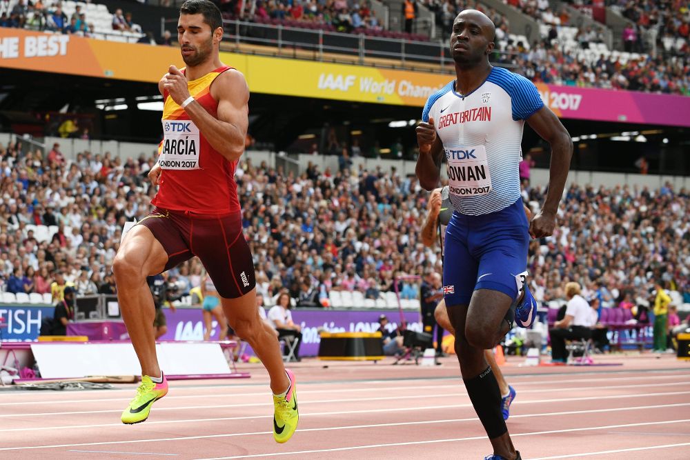 Samuel Garcia (iz) y el británico Dwayne Cowan en su serie de 400 metros.