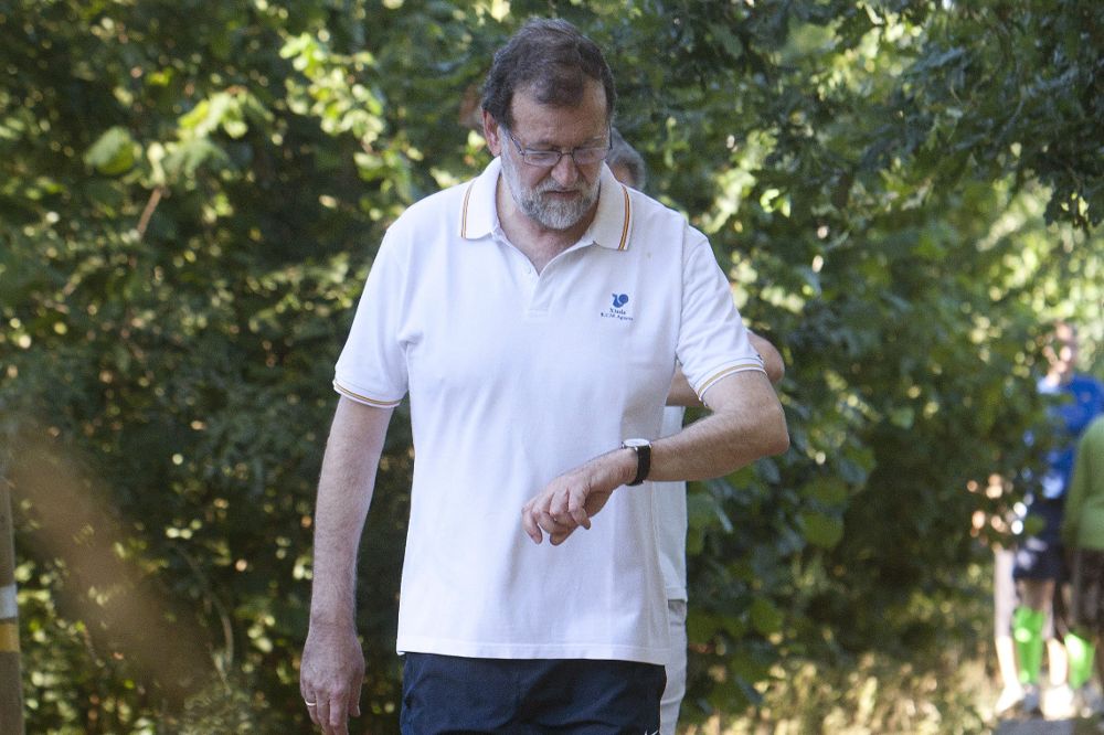 El presidente del Gobierno, Mariano Rajoy, durante su paseo por las orillas del río Umia.