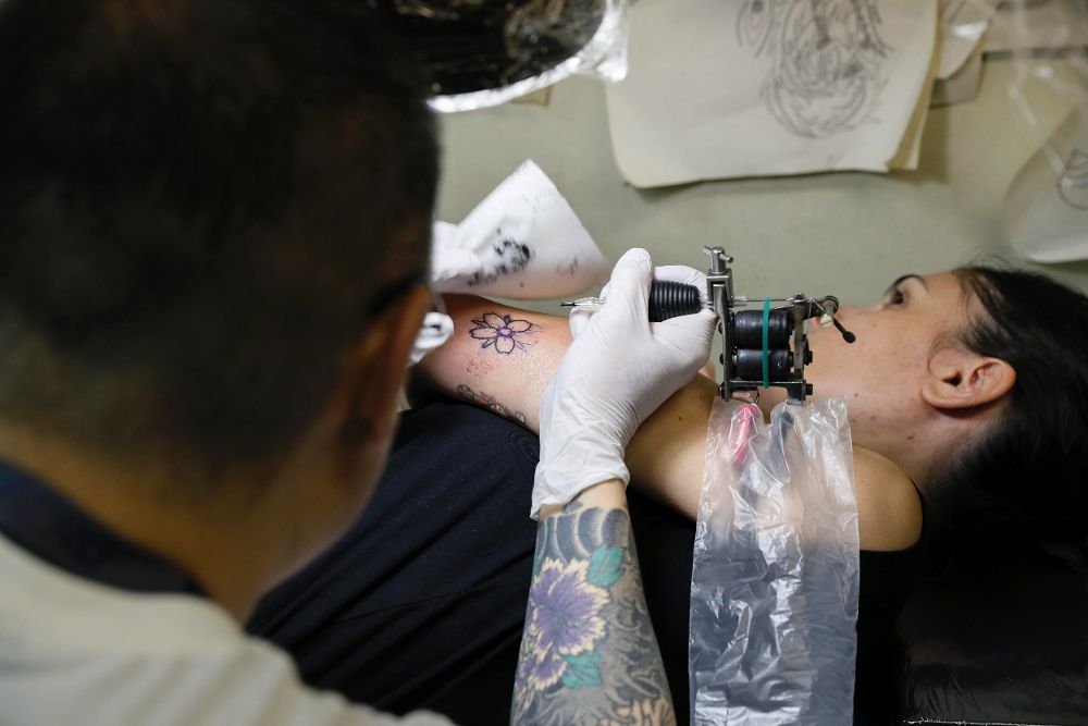 La italiana Caterina Lillo es tatuada por el artista nipón Horimitsu en Tokio (Japón).