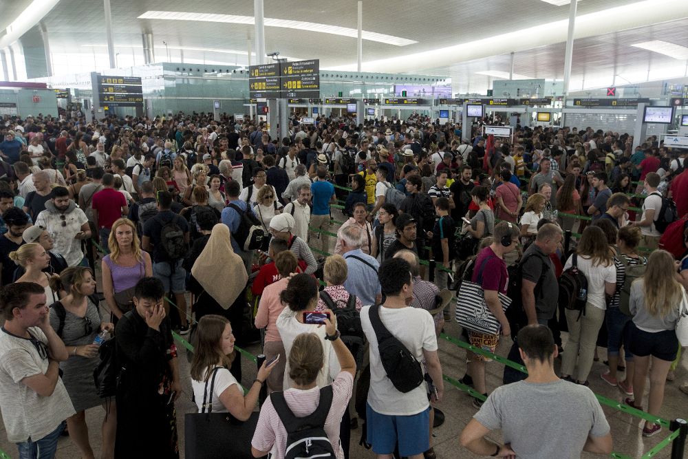 Las colas para acceder al control de seguridad del Aeropuerto de Barcelona-El Prat continúan.
