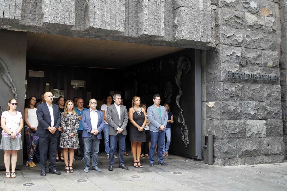 El presidente del Gobierno de Canarias, Fernando Clavijo (3º d), junto a otros miembros del Ejecutivo , durante el minuto de silencico que se guardó en memoria de la mujer asesinada en una vivienda de El Draguillo.