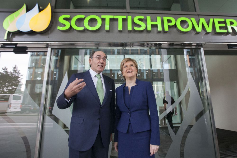 El presidente de Iberdrola, Ignacio Galán, y la primera ministra de Escocia, Nicola Sturgeon, durante la inauguración, en Glasgow, de la sede central de ScottishPower en Escocia, desde donde se dirigirán los proyectos de la empresa en el Reino Unido.