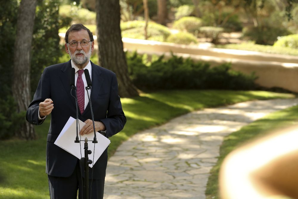 El presidente del Gobierno, Mariano Rajoy, durante la rueda de prensa que ha ofrecido hoy tras su tradicional despacho de verano con el Rey Felipe VI, en el Palacio de Marivent. 