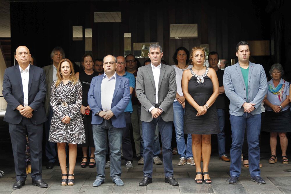 El presidente del Gobierno de Canarias, Fernando Clavijo (3º d), junto a otros miembros del Ejecutivo, durante el minuto de silencio que se guardó en memoria de la mujer asesinada en una vivienda de El Draguillo.