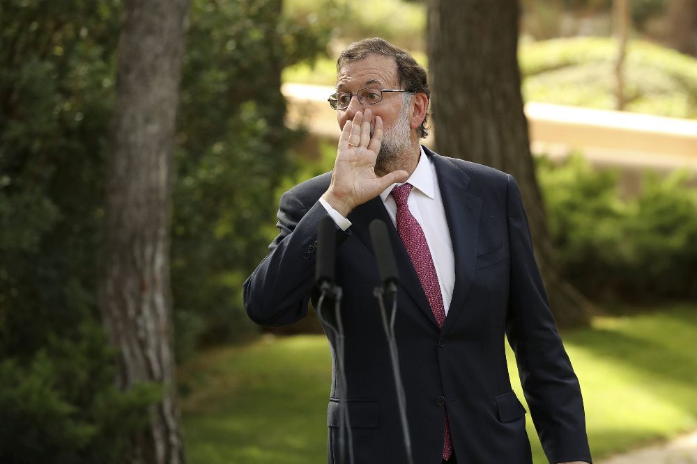 El presidente del Gobierno, Mariano Rajoy, momentos antes de la rueda de prensa que ha ofrecido hoy tras su tradicional despacho de verano con el Rey.