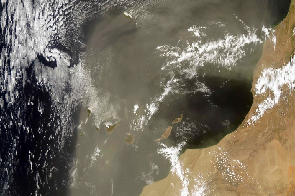 Imagen facilitada por la NASA de las Islas Canarias tomada hoy por el satélite Aqua a las 14.15 GMT en la que se observa el archipiélago y la lengua de calima (arena y polvo del desierto de Sáhara en suspensión) procedente de Africa que la cubre. 