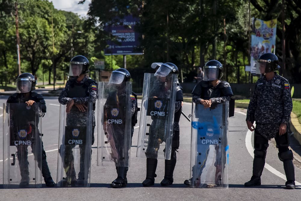 Integrantes del Cuerpo de Policía Nacional Bolivariana (CPNB) vigilan en una calle durante una manifestación, el pasado domingo.