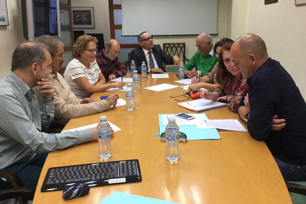 Reunión del Consejo Sectorial de la Indumentaria Tradicional con el consejero insular Efraín Medina (c).