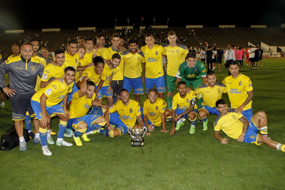Los jugadores de la UD Las Palmas posan con el trofeo, tras vencer a la Balompédica Linense en el partido del XXX Trofeo Ciudad de la Línea disputado esta noche en la localidad gaditana.