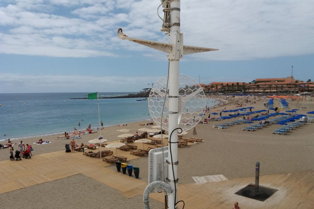 Antena para ofrecer la señal wifi una playa de Las Américas, parte de Arosa.