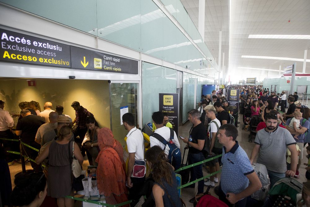Colas en el aeropuerto de Barcelona a la espera de los que decida la asamblea de trabajadores de Eulen.