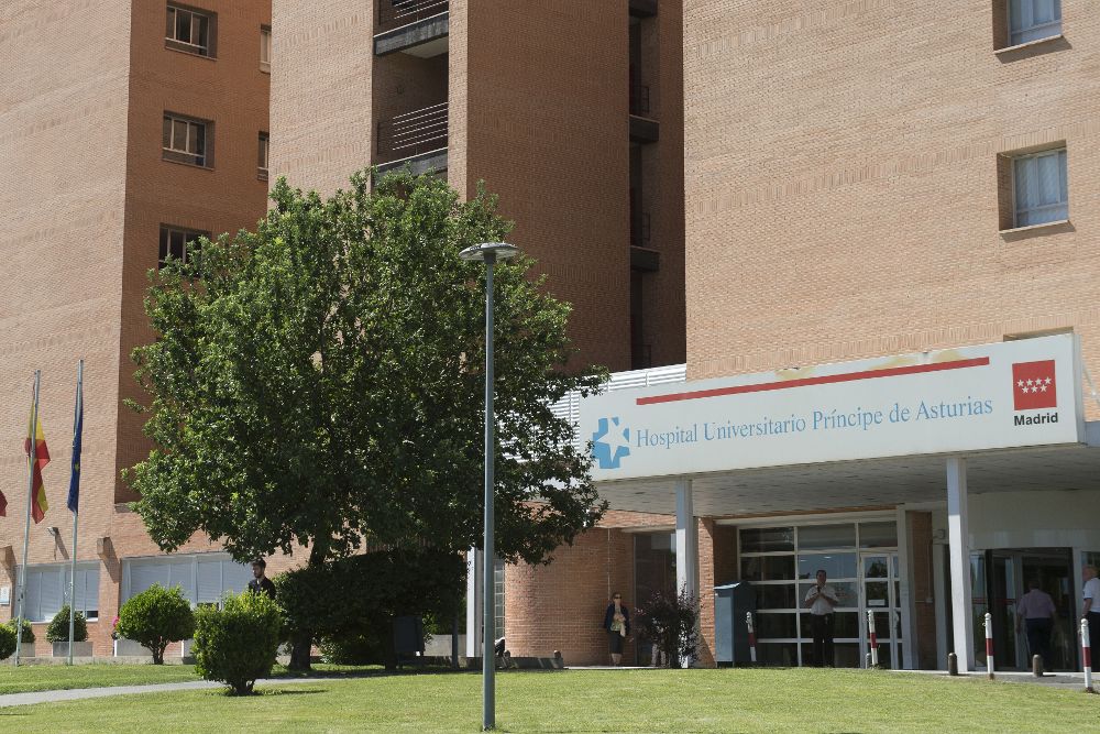 Fachada del Hospital Príncipe de Asturias de Alcalá de Henares, donde una auxiliar de enfermería de este centro ha sido detenida.