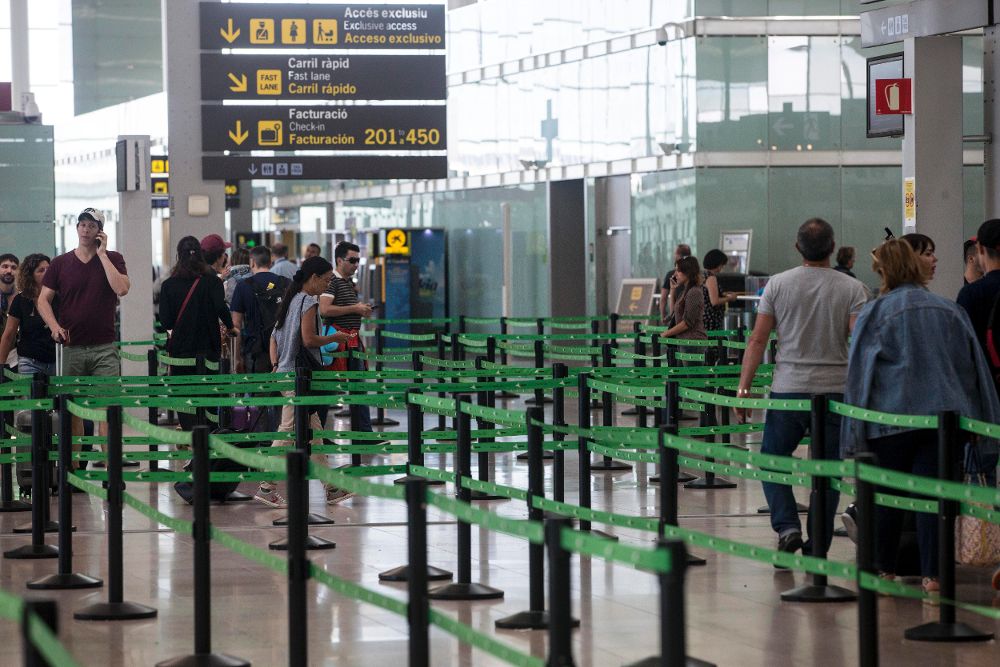 Los accesos a los mostradores de facturación del Aeropuerto de Barcelona-El Prat durante la mañana de ayer.