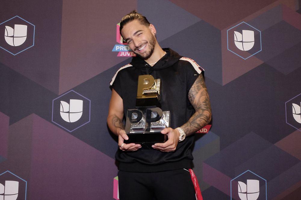 El cantante colombiano Maluma posa para los medios en el back stage de la decimocuarta edición de los Premios Juventud, en el Wasco Center de Coral Gables, Florida (EE.UU.).