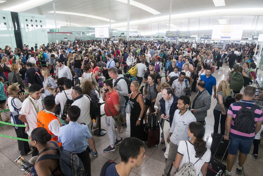 El aeropuerto de Barcelona-El Prat ha vuelto a registrar hoy colas de hasta una hora en los controles de seguridad.