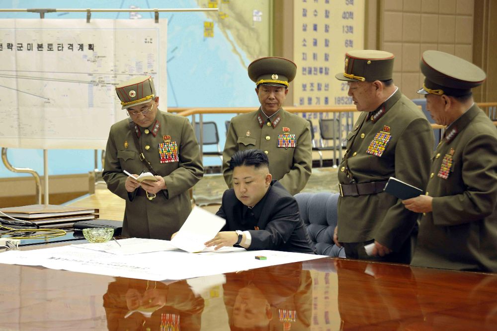 Foto de archivo del líder norcoreano, Kim Jong-un (c) mientras mantiene un gabinete de crisis con varios oficiales para ordenar que esté listo el arsenal de cohetes.