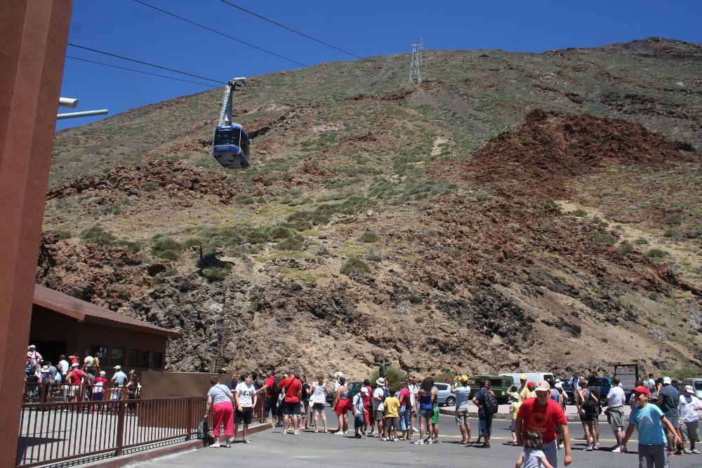 Turistas en la base del teleférico del Teide.