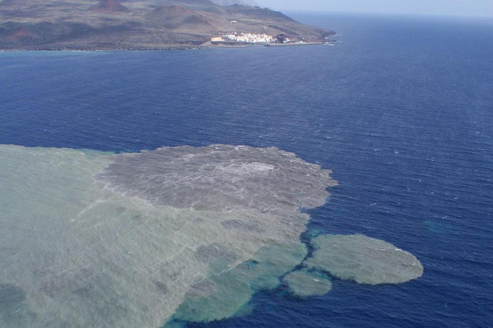 Efectos de la erupción subamarina en el Mar de las Calmas, en 2011.