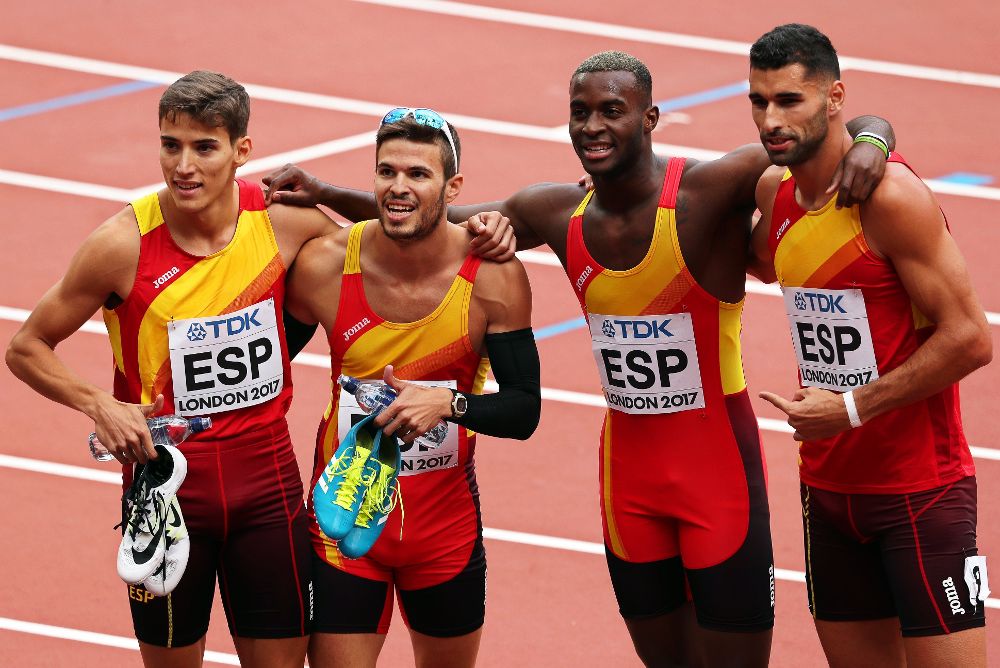 El equipo español de 4X400 tras ganar su serie y clasificarse para la final. A la derecha, el atleta palmero Samuel García.