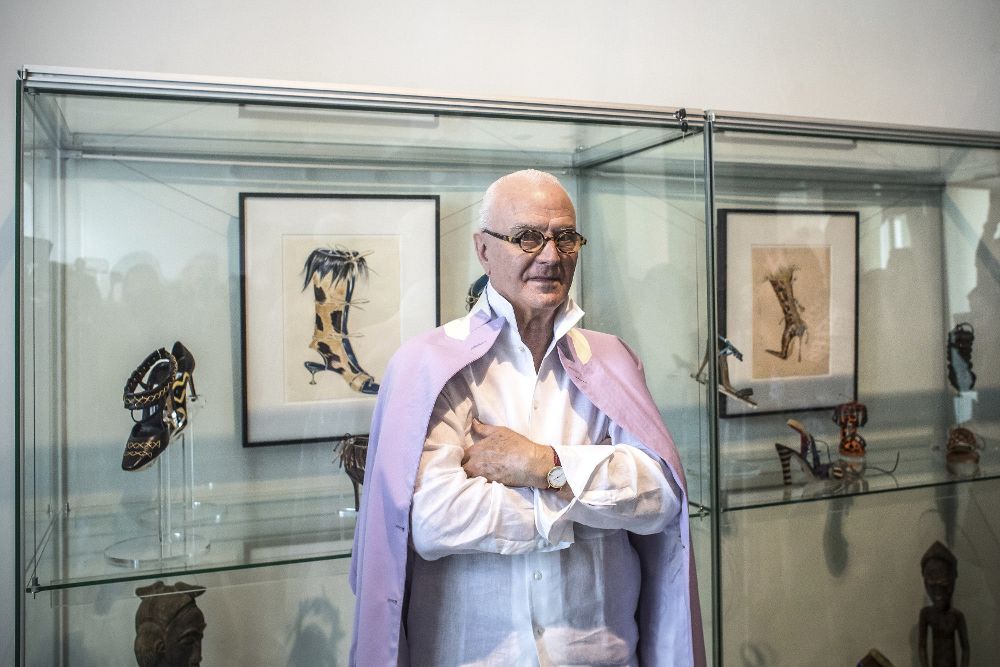El diseñador canario de calzado de lujo Manolo Blahnik en el Museo Kampa de Praga con la muestra retrospectiva "El arte del calzado", que ha dedicado a su padre.