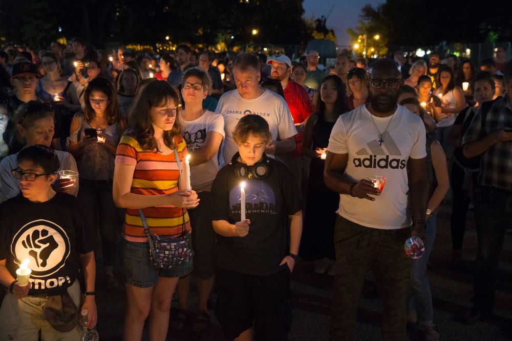 Numerosas personas participan en una vigilia en Washington, en solidaridad con las víctimas de la violencia de los supremacistas durante los sucesos del fin de semana en Charlottesville, Virginia.