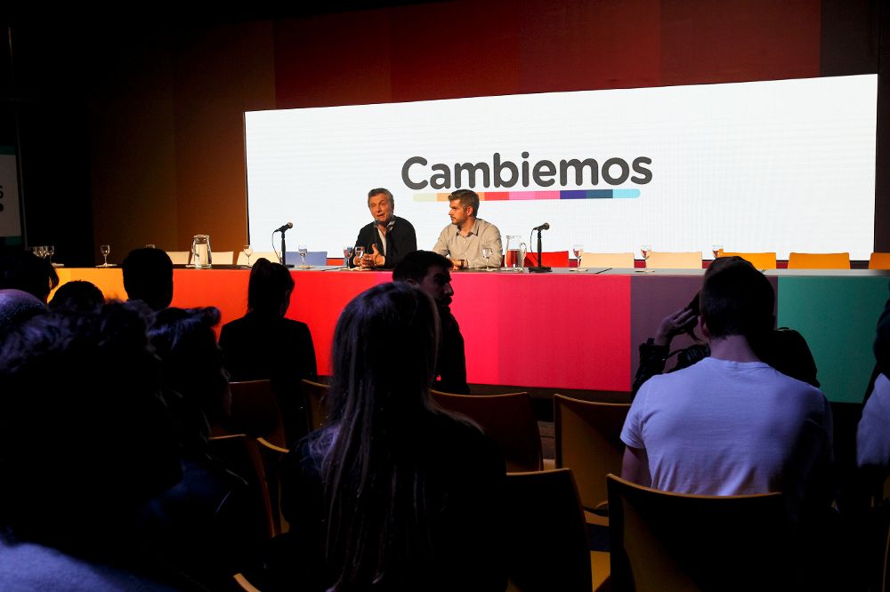 El presidente argentino, Mauricio Macri (i), y Marcos Peña, jefe de Gabinete del Gobierno, hablan en conferencia de prensa tras conocer los primeros resultados de las elecciones primarias.