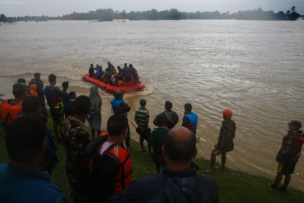 Varias personas son rescatadas por el ejército nepalí en Kulari Village, en el distrito de Saptari.