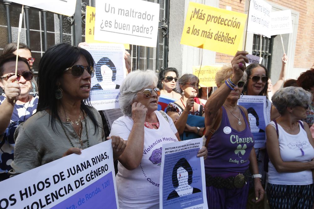 La cantante Cristina del Valle (i) participa junto con las plataformas en apoyo a Juana Rivas, en busca y captura por no entregar a sus hijos al padre, en una protesta esta mañana frente al Ministerio de Justicia en Madrid.