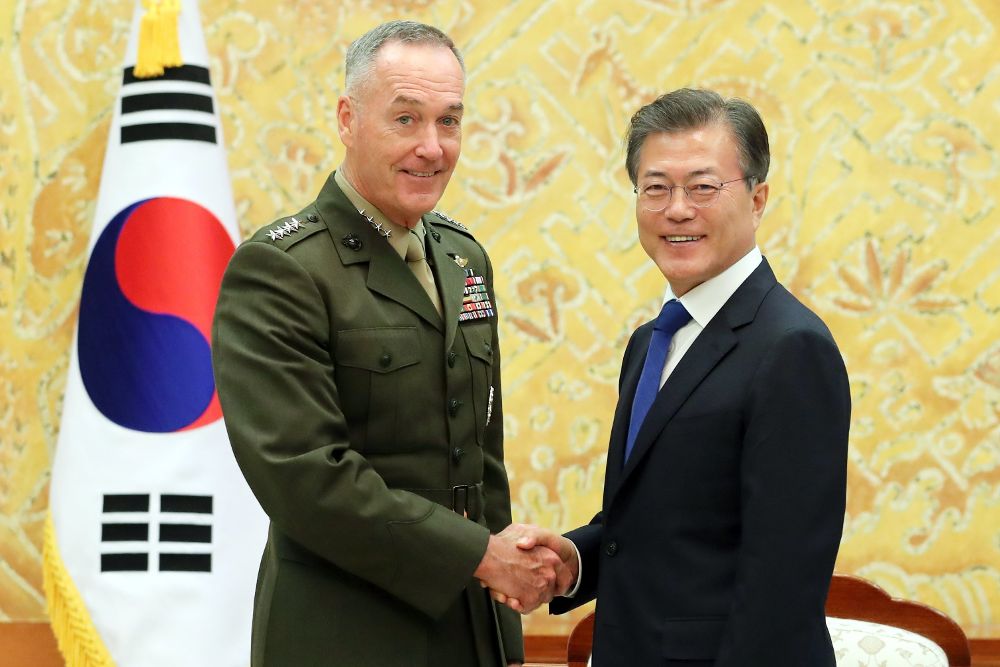 El presidente surcoreano, Moon Jae-in (d), posa junto al jefe del Estado Mayor de EEUU, Joseph Dunford, antes de su reunión en Seúl (Corea del Sur) hoy, 14 de agosto.
