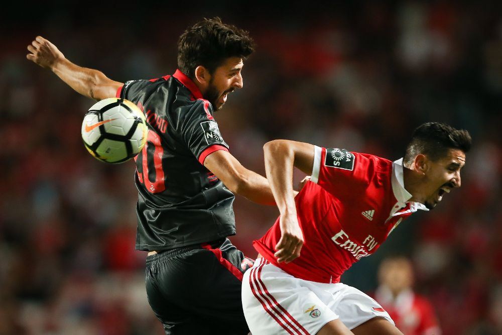 Paulinho (i) y Andre Almeida durante un partido entre el Benfica y el Braga el pasado miércoles.